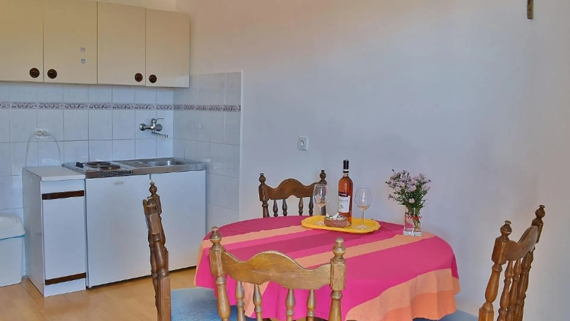Apartments Jug - Comfort Studio Apartment With Balcony Lopar