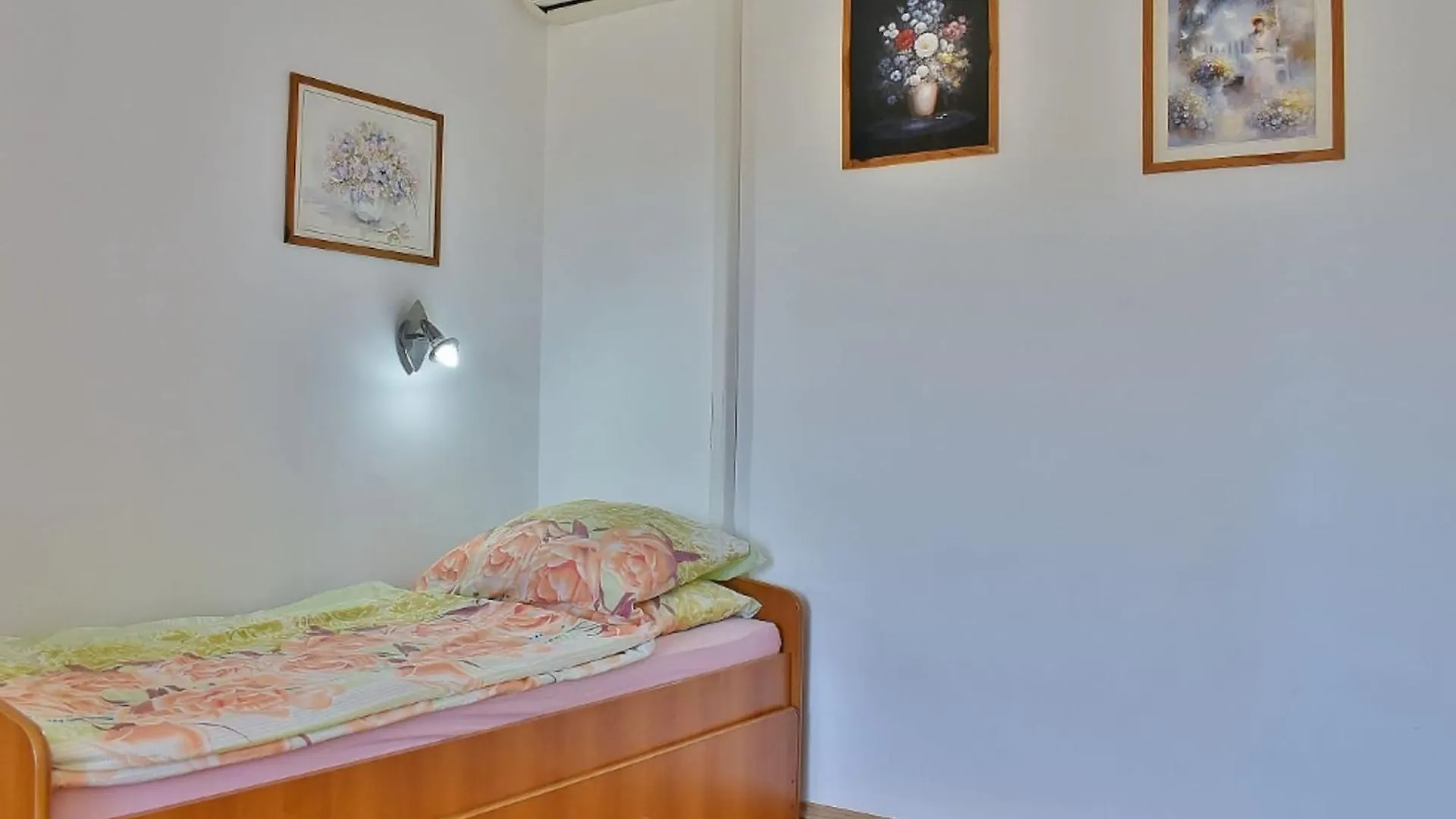 Apartments Jug - Comfort Studio Apartment With Balcony Lopar 0*,