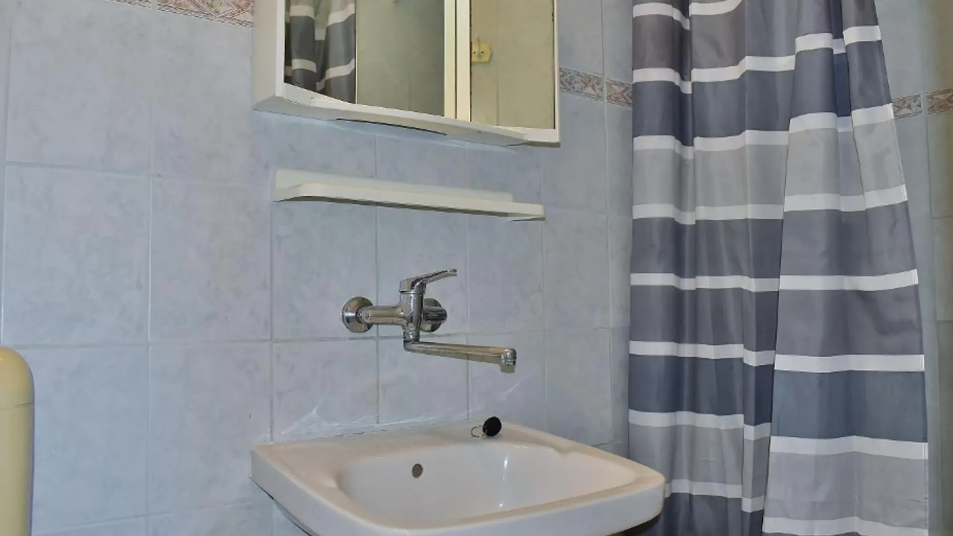 Apartments Jug - Comfort Studio Apartment With Balcony Lopar